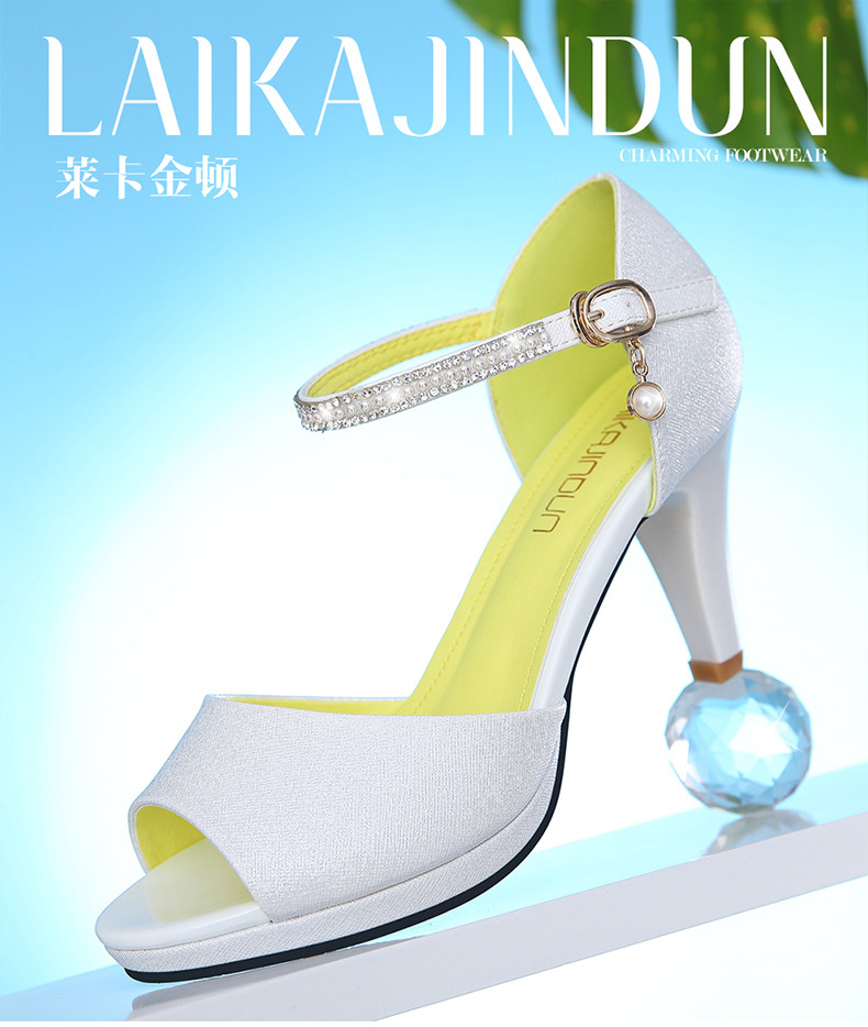 莱卡金顿6064夏季新款鱼嘴锥形跟女凉鞋珍珠镶嵌包跟凉鞋镂空低跟