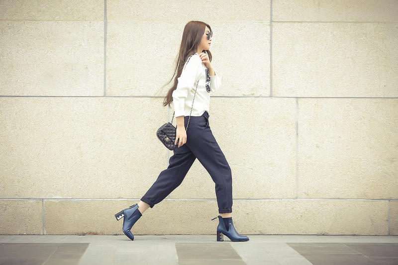 LO走秀女靴欧美时尚潮流粗跟真皮女靴金属异形跟尖头短筒靴骑士靴