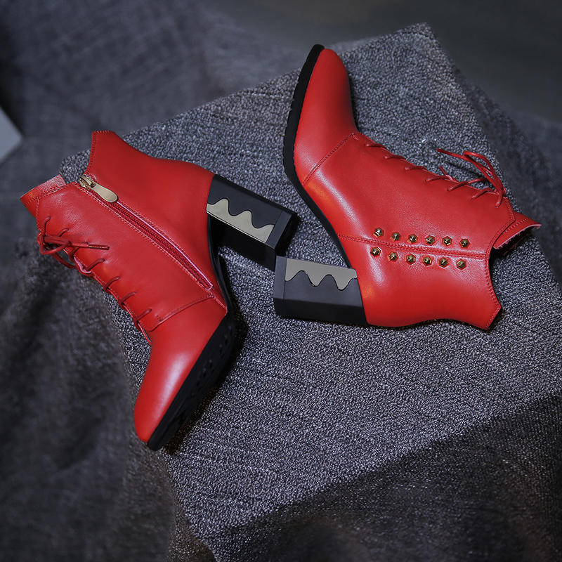 2016新款秋冬短筒女靴系带铆钉粗高跟尖头舒适马丁靴