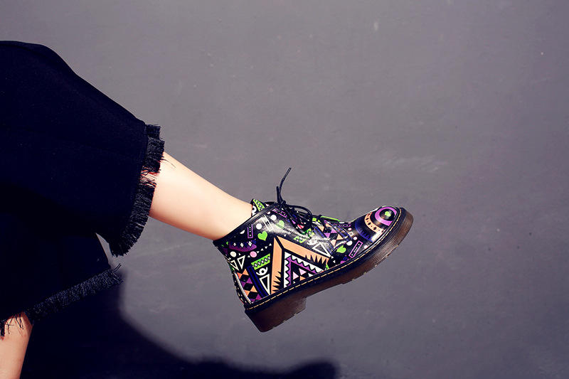 街头风时尚潮流女鞋涂鸦拼色防水台粗跟短筒靴秋冬季新款女靴