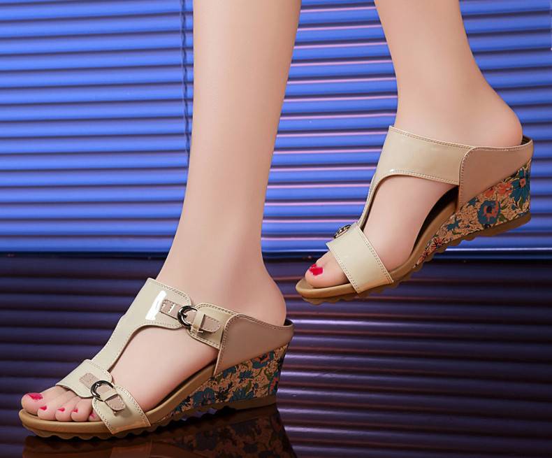 莱卡金顿女士坡跟凉拖鞋女夏时尚新款韩版外穿潮中跟室外百搭一字拖鞋