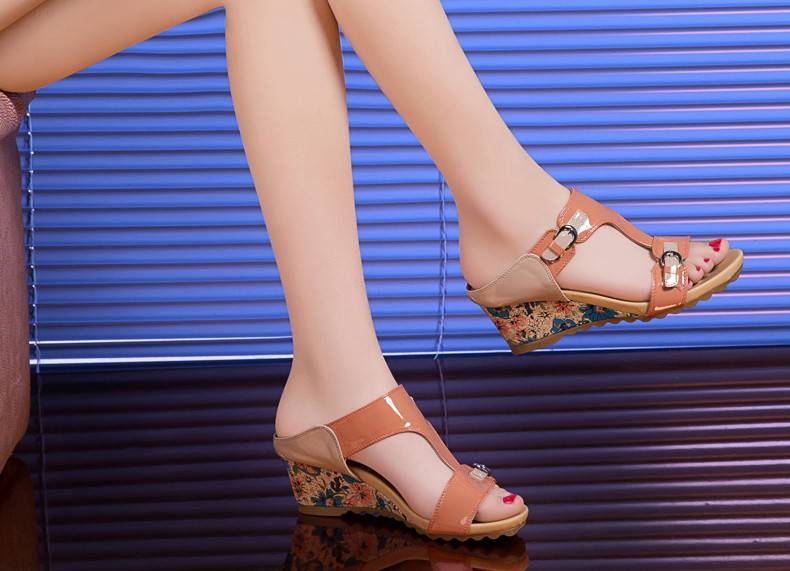 莱卡金顿女士坡跟凉拖鞋女夏时尚新款韩版外穿潮中跟室外百搭一字拖鞋
