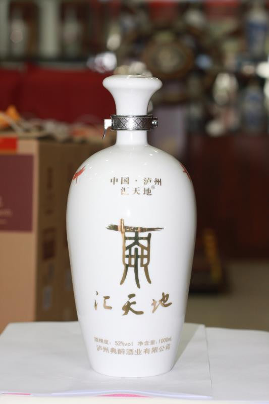 汇天地 52度浓香型白酒1000ml 2斤陶瓷瓶装 泸州产 图案随机发送