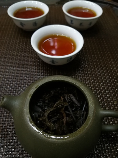 茗太子 六堡茶汤色红艳，口感醇厚丝滑，回甘明显，值得收藏和拥有的口粮茶