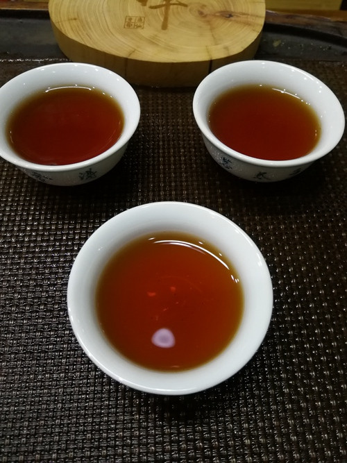 茗太子 六堡茶汤色红艳，口感醇厚丝滑，回甘明显，值得收藏和拥有的口粮茶