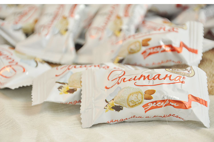 【我爱俄小糖】俄罗斯进口艾莉塔迷你椰蓉杏仁夹心巧克力250克袋装糖果