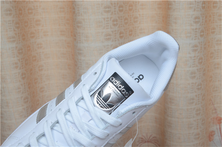 Adidas Superstar 三叶草贝壳头板鞋 男女针孔休闲运动鞋布面黑白皮面金标 BB1428