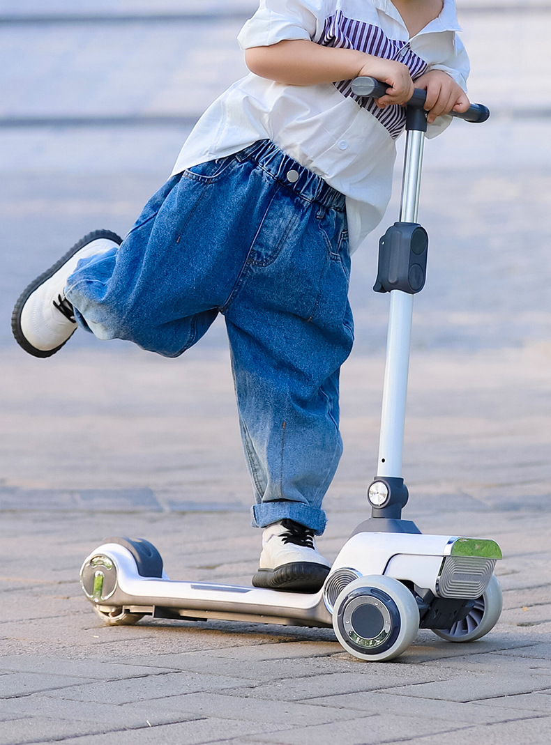 豪威 滑板车中大童可充电多功能可折叠加宽加大滑滑车