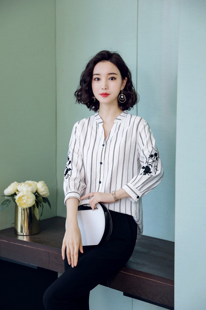 施悦名 chic条纹V领衬衣 2019春新款韩版女装质感长袖衬衫