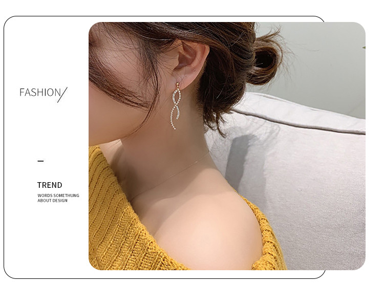 奈唯 S925银针珍珠弧形气质长款耳线-轻语温柔