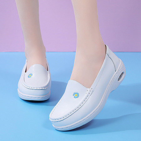 卓纪气垫增高护士鞋秋季女2021新款舒适防滑白色皮鞋坡跟平底透气防臭软底医护鞋